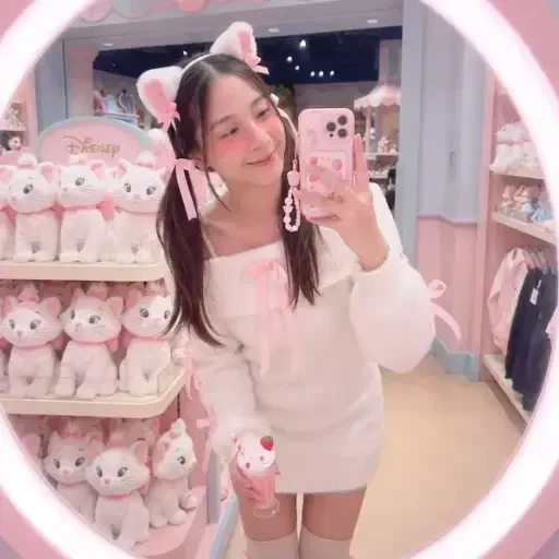 Kawaii Disney Style Mirror Selfie