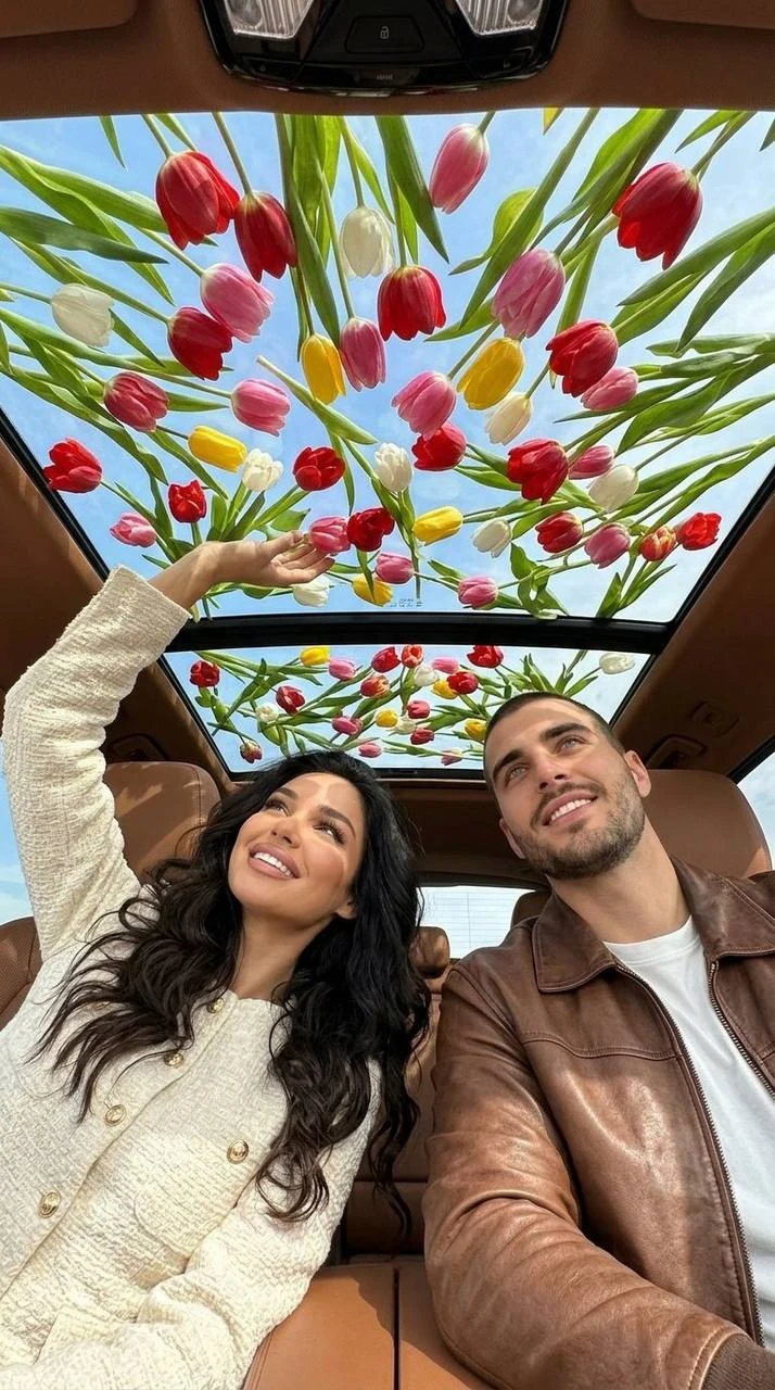 couple in car with panoramic tulips